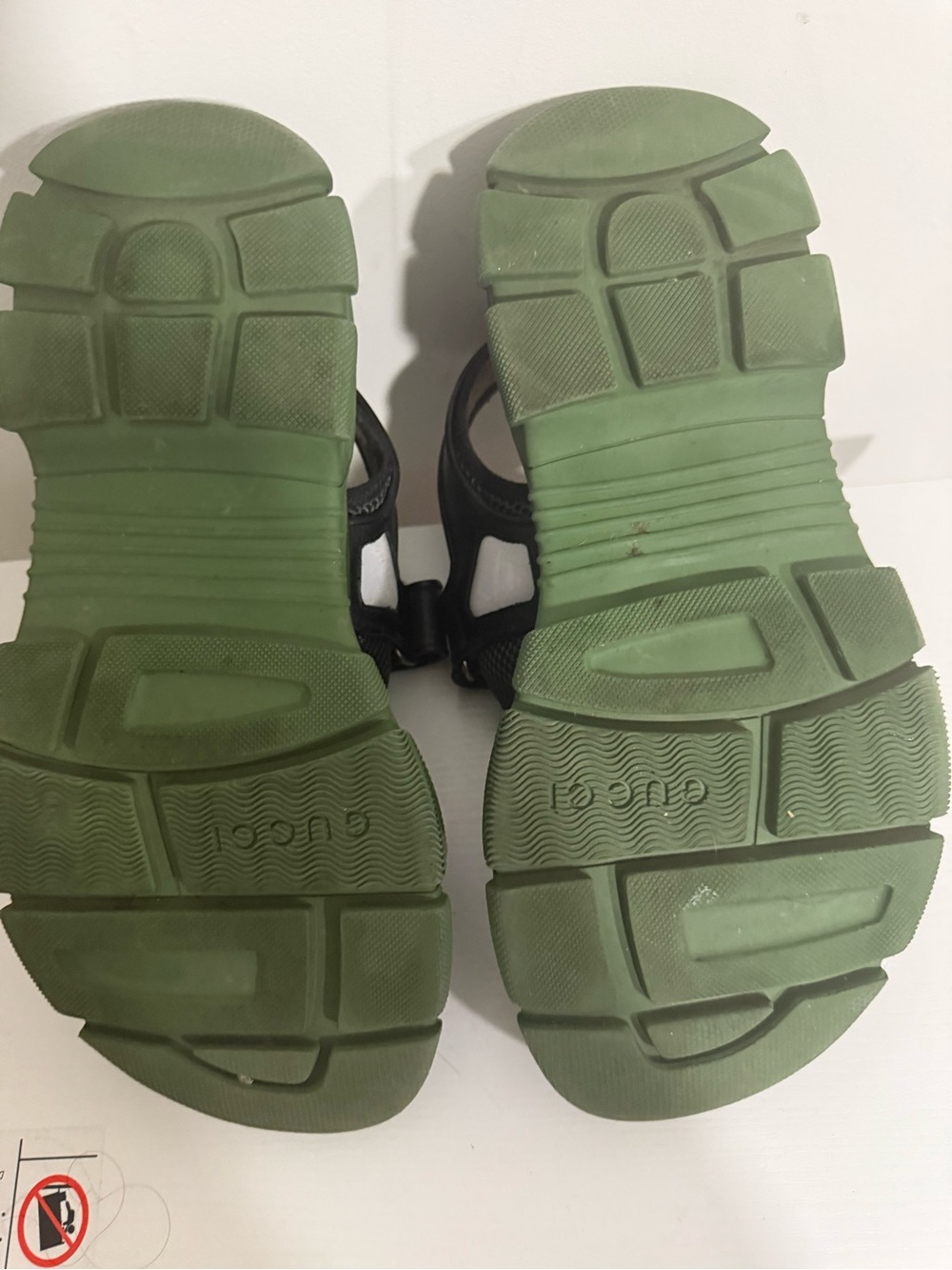 Gucci mens Sandals with Green Footbed and Yellow Logo authentic - Picture 3 of 3